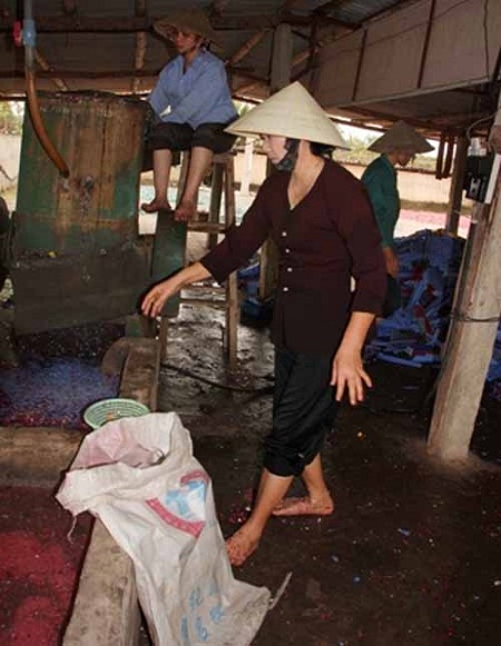 Nữ GĐ mặc đẹp, ô tô xịn nhưng luôn đi chân đất